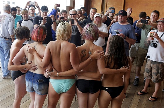 Aktivistky hnutí Free the Nipple během protestu na pláži Hampton Beach v...