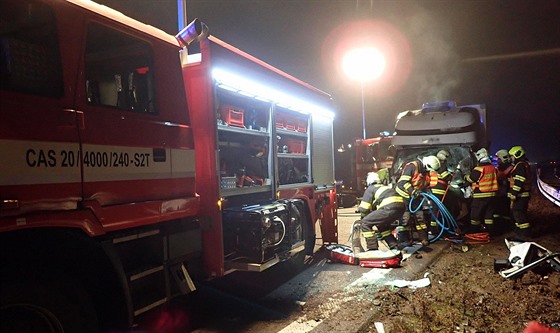 Zraněného řidiče dodávky museli hasiči po nárazu do sypače a následně do...