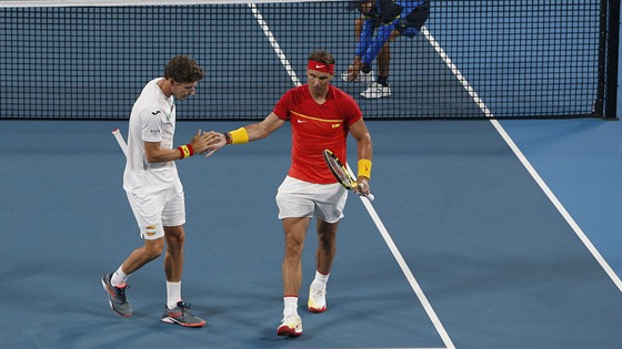 Rafael Nadal (vpravo) a Pablo Carreňo Busta vybojovali ve čtyřhře vítězný bod v...