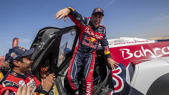 Carlos Sainz se raduje z triumfu na Rallye Dakar 2020.