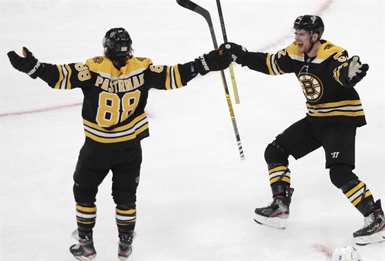 David Pastrák (88) a Sean Kuraly oslavují bostonský gól.