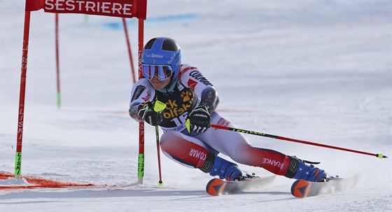 Francouzská lyžařka Clara Direzová na trati paralelního obřího slalomu v...
