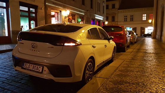 Nový Hyundai Ioniq - bezstarostné parkování v Jakubské ulici cestou do divadla Ungelt.