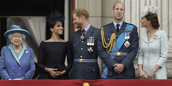 Královna Alžběta II., vévodkyně Meghan, princ Harry, princ William a vévodkyně...