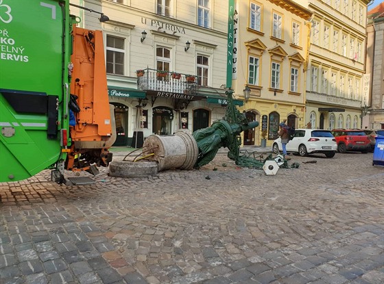 Na Dražického náměstí v Praze popelářský vůz srazil plynovou lampu pouličního...
