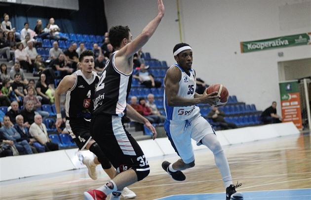 Debut Durhama: rozhodčí dostal pěstí do hrudi, ale hrálo se dál