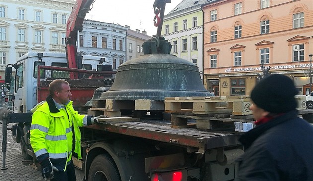 Z ve olomoucké radnice byly sneseny cymbály pocházející z poátku 16. a 17....