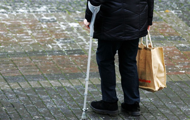 Senior zavrávoral a spadl na jedoucí auto, na místě zemřel