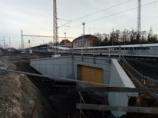 Nová st Praha-Eden vzniká poblí stejnojmenného místa mezi Vrovicemi a Stranicemi. V souasné dob ji slouí pro soupravové jízdy na odstavné nádraí Praha-Jih atd. Leí v obvodu bývalého seaovacího nádraí Praha-Vrovice a povede pes nj peloka 