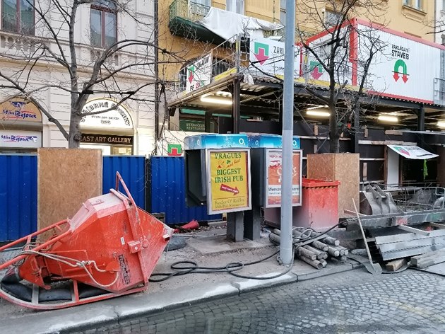 Najít funkní veejný telefonní automat je te zázrak. Na Václavském námstí jsou u jen torza k vidní, které dlají naemu hlavnímu mstu vcelku ostudu. Proto snad i stavební firma radji schovala dvojici VTA a rozíila si tím zábor. Myslím si vak, e