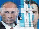 Portréty Dmitrije Medvěva (vpravo) a Vladimira Putina  na předvolebním plakátu...