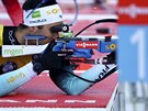 Martin Fourcade pi lece ve sprintu v Ruhpoldingu.