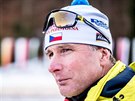 Trenér eských biatlonistek Egil Gjelland sleduje závod tafet v Ruhpoldingu.