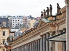 Mlýnská kolonáda v Karlových Varech. Její balustráda je zdobena 12 sochami,...