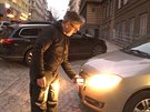 Odborník na osvtlovací techniku provuje svtlomety aut.