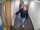 Násilníka z Manchesteru zachytily bezpenostní kamery u jeho bytu.