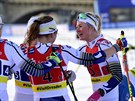 védka Maja Dahlqvistová (vpravo) pijímá gratulace po vítzství ve sprintu...