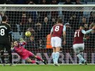 Anwar El Ghazi z Aston Villy proměňuje penaltu v utkání proti Manchesteru City.