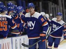 Útoník New York Islanders Brock Nelson slaví se spoluhrái svj gól v zápase...