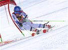 Petra Vlhová ze Slovenska bhem paralelního obího slalomu v Sestriere.