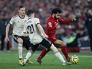 Mohamed Salah (vpravo) z Liverpoolu se snaí pejít pes Daniela Jamese z...