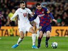 Lionel Messi z Barcelony (vpravo) a Maxime Gonalons z Granady bojují o balon.