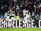 Cristiano Ronaldo (uprosted) z Juventusu se raduje se spoluhrái ze...
