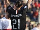Zlatan Ibrahimovi z AC Milán zdraví diváky poté, co skóroval do sít Cagliari.