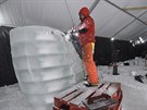 Adam Bako dokonuje na Pustevnách na Vsetínsku ledovou sochu velryby. (10....