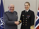 Norská viceadmirálka Louise Dedichenová a šéfem Vojenského výboru NATO Stuartem...