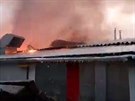 Hasiči bojují s požárem haly v Holasicích na Brněnsku