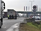 Sloventí policisté hlídkují na slovensko-eském dálniním hraniním pechodu...