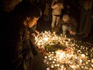 Íránci v Teheránu zapalují svíky za obti pádu ukrajinského letadla....
