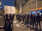Íránci protestují v ulicích Teheránu poté, co se Íránské revoluční gardy...