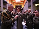 Šest desítek českých vojáků bylo oceněno v pátek na pražském Vítkově za službu...