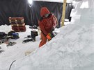 Adam Bako dokonuje ledovou sochu velryby pro festival Ledové Pustevny. (10....