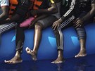 Migranti na gumovém lunu ekají na záchranu humanitární lodí Ocean Viking....
