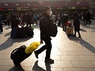 Muž se chrání respirační rouškou u nádraží v Pekingu. Nová forma koronaviru se...