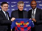 Nový trenér Barcelony Quique Setién (uprosted) pózuje s prezidentem Josepem...