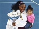 Serena Williamsová po triumfu na turnaji v Aucklandu s dcerou v náruí