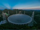 Teleskop FAST (Five-hundred-meter Aperture Spherical Telescope) má 500 metr v...