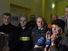 Starostka Vejprt Jitka Gavdunová hovoří s novináři po požáru domu pro mentálně...