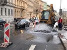 Havárie vody v ulici Mezibranská zbrzdila provoz na  praské severojiní...