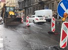 Havárie vody v ulici Mezibranská zbrzdila provoz na  praské severojiní...