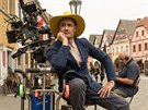 Reisér Taika Waititi pi natáení filmu Králíek Jojo v esku