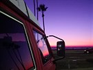 Neuvěřitelný západ slunce na Newport Beach v Los Angeles