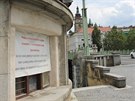 Oprava dvou kiosků na Pražském mostě v Hradci Králové byla přerušena (13. 8....