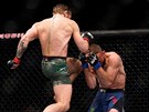 Conor McGregor (zády) a Donald Cerrone v Las Vegas