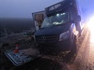 Z nákladního auta Mercedes Benz se u Předměřic nad Labem vysypal náklad s...