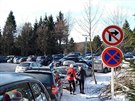 Auta parkující v zákazu komplikují průjezd záchranářů přes sedlo na Šerlichu...